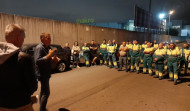 Los basureros de A Coruña deciden por su cuenta recoger solo las bolsas fuera de los contenedores