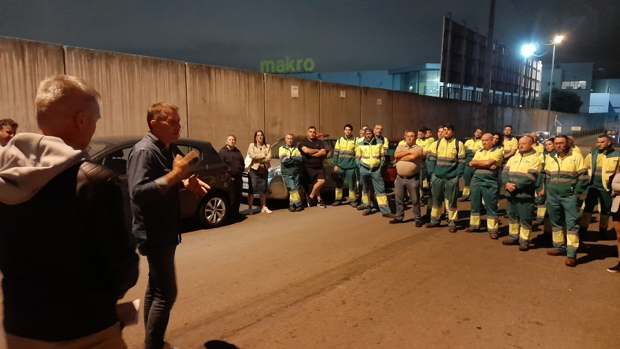 Los basureros de A Coruña deciden por su cuenta recoger solo las bolsas fuera de los contenedores