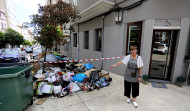 La basura ‘asedia’ a un bar de Os Mallos: “He probado todas las velas aromáticas del mercado”