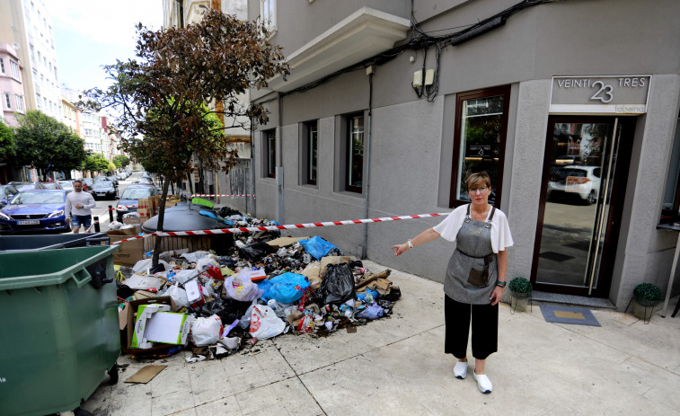 La basura ‘asedia’ a un bar de Os Mallos: “He probado todas las velas aromáticas del mercado”