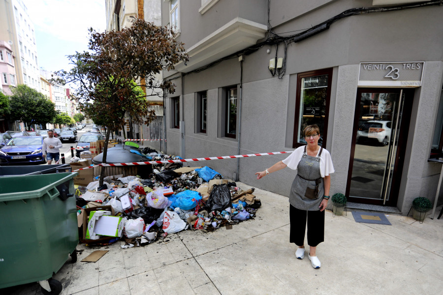 La basura ‘asedia’ a un bar de Os Mallos: “He probado todas las velas aromáticas del mercado”