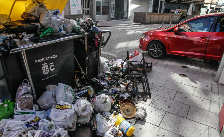 El fuego de un contenedor de basura provoca un incendio en matorrales del Martinete