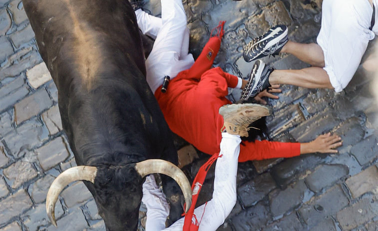 Un herido por asta de toro en el paladar en el primer encierro de los Sanfermines