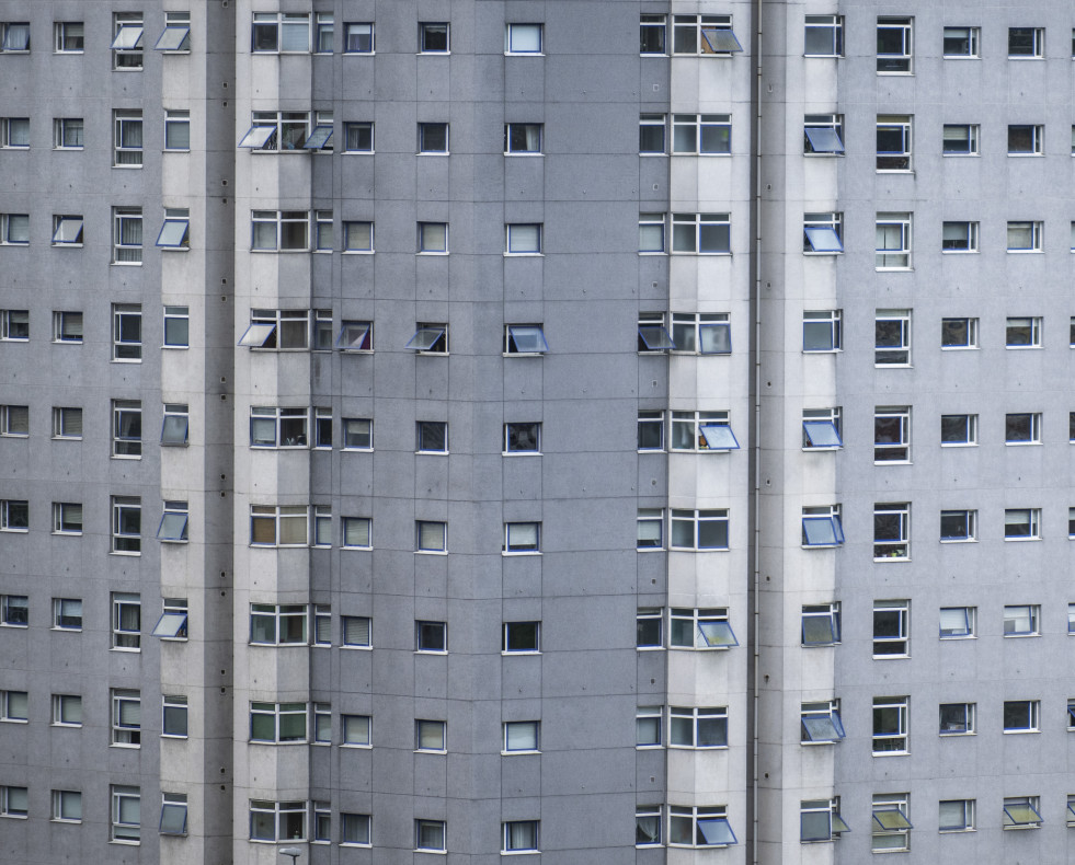 ORENSE, 13/05/2024.- Vista de un bloque de viviendas en Ourense. Los inquilinos destinaron de media en España el 43 % de su sueldo bruto al pago del alquiler de su vivienda en 2023, el porcentaje má