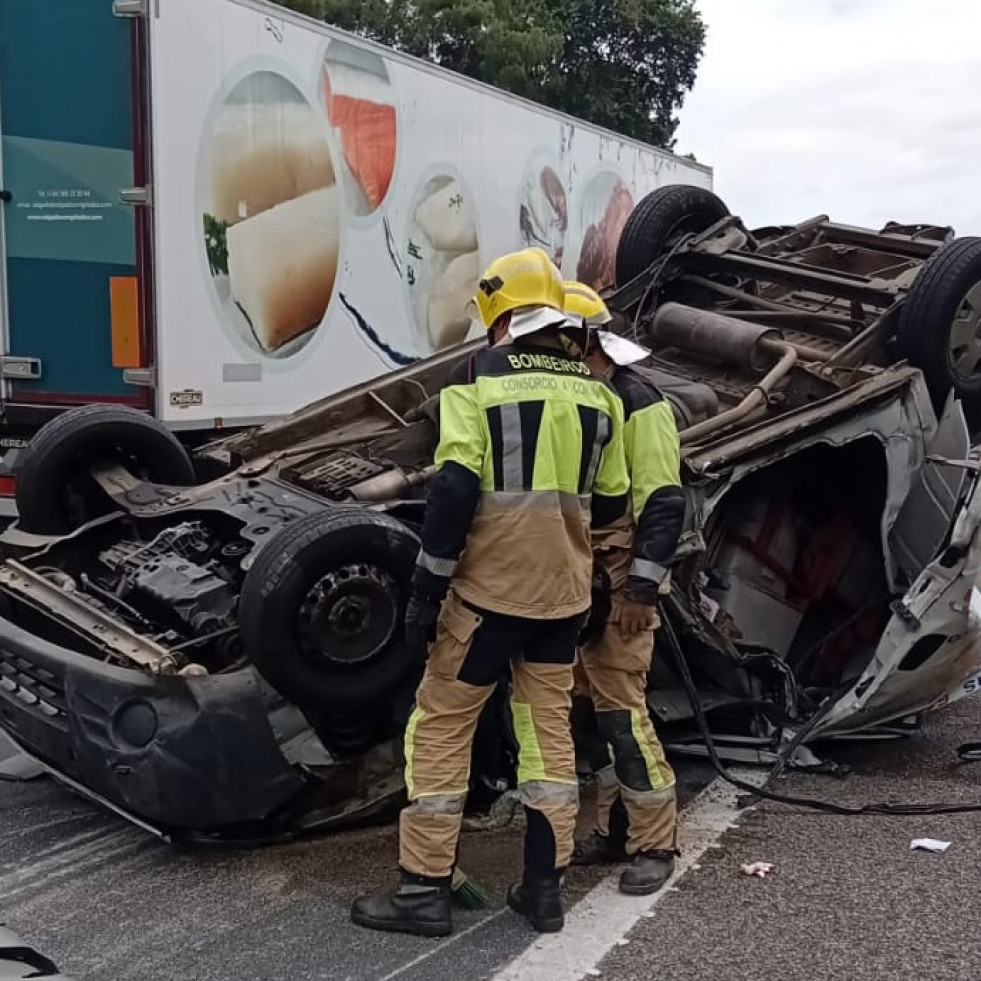 Una furgoneta vuelca en la AP-9 a su paso por Abegondo