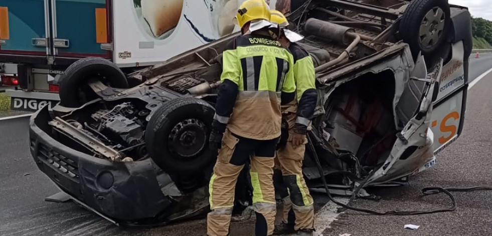 Una furgoneta vuelca en la AP-9 a su paso por Abegondo