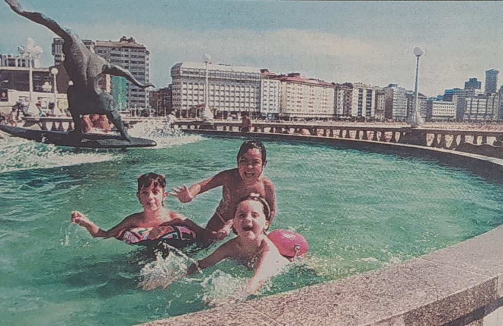 Niños en la fuente de los surfistas 1999