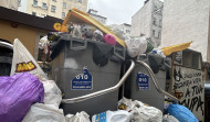 La basura se sigue acumulando en las calles y amenaza con llegar hasta las fiestas del verano