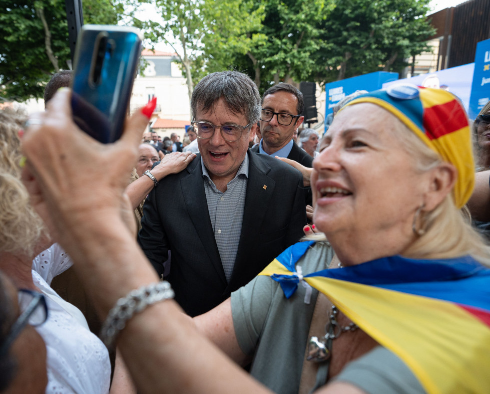 COLLIURE (FRANCIA), 07/06/2024.- El expresidente de la Generalitat, Carles Puigdemont, durante el acto de campaña de JxCat para las elecciones europeas celebrado este viernes en Colliure (Francia). E