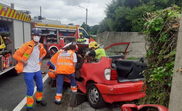 Heridas dos personas en un accidente de tráfico en Sada