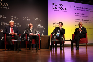 Los expresidentes del gobierno de España Mariano Rajoy, y Felipe González, durante la sesión del Foro La Toja en Lisboa