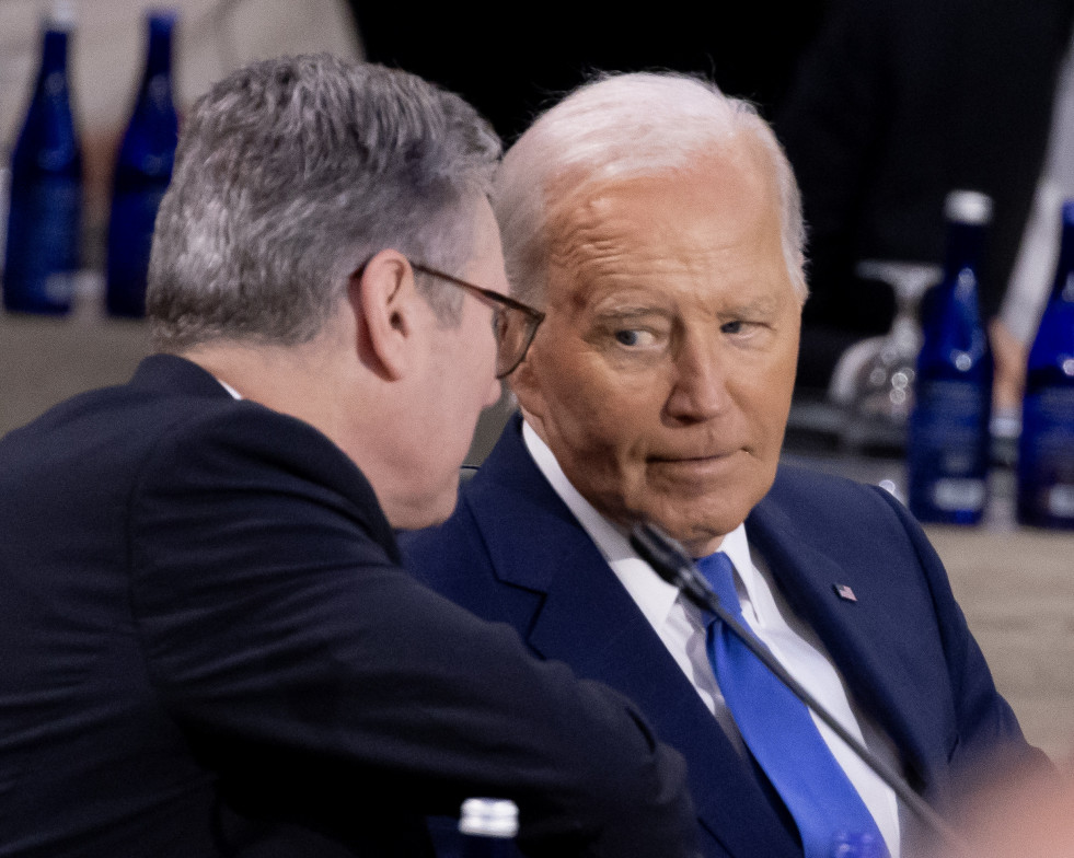 Washington (United States), 11/07/2024.- US President Joe Biden (R) speaks to Prime Minister of the United Kingdom Keir Starmer (L) at the North Atlantic Council meeting with Indo-Pacific partners dur