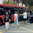 Viajeros bajan del bus en Los Rosales  patricia g. fraga
