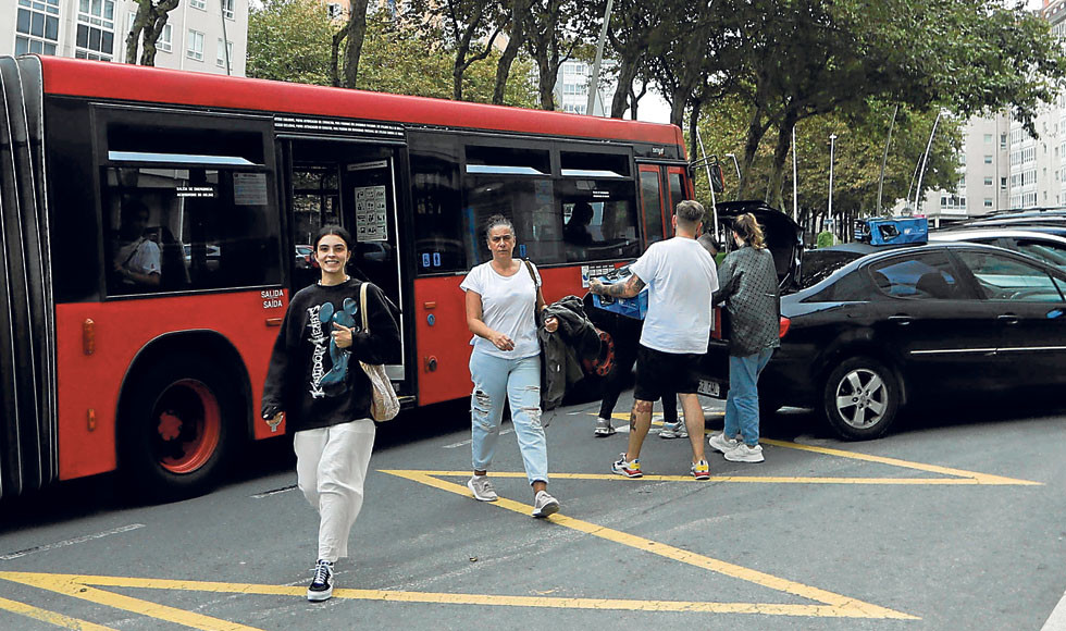 Viajeros bajan del bus en Los Rosales  patricia g. fraga