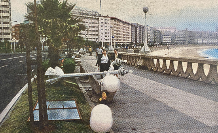 Hace 25 años | Cambian las farolas del Paseo Marítimo y el Depor ficha a Iván Pérez