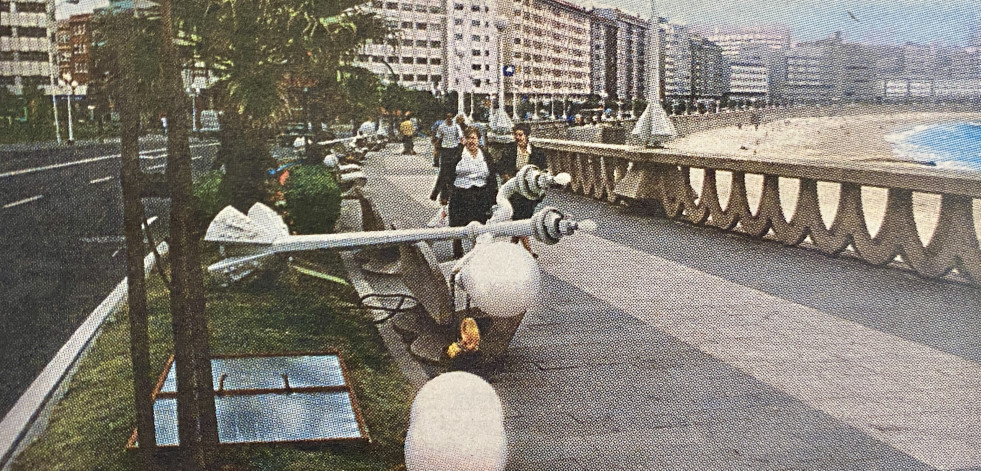 Hace 25 años | Cambian las farolas del Paseo Marítimo y el Depor ficha a Iván Pérez