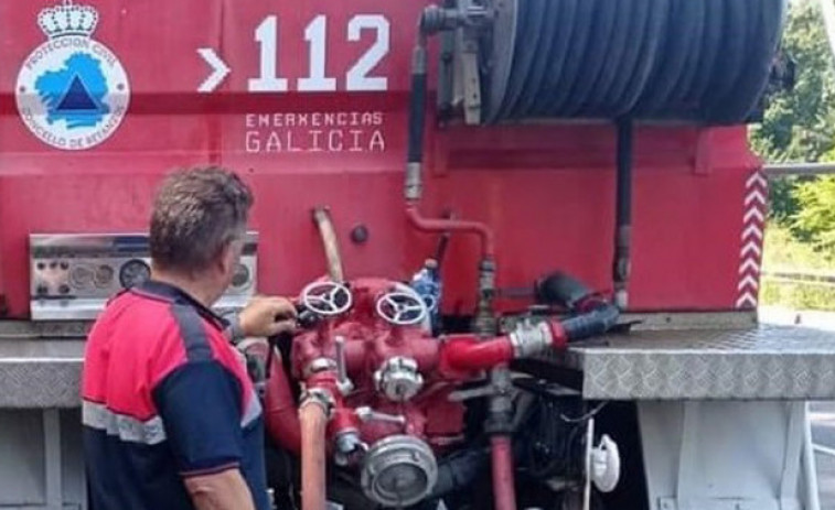 Un incendio que comienza de madrugada en una freidora calcina por completo un gimnasio en O Barco