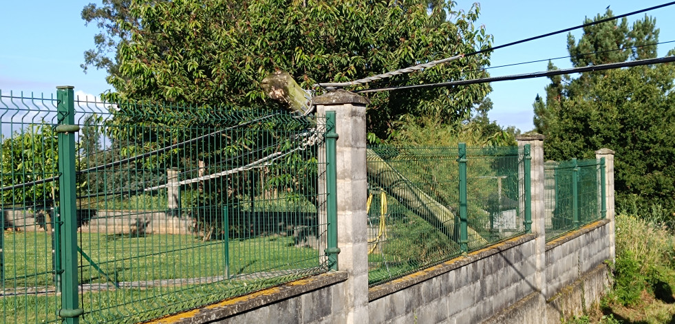 El tendido telefónico de una calle de Dorneda se desploma sobre las zonas residenciales