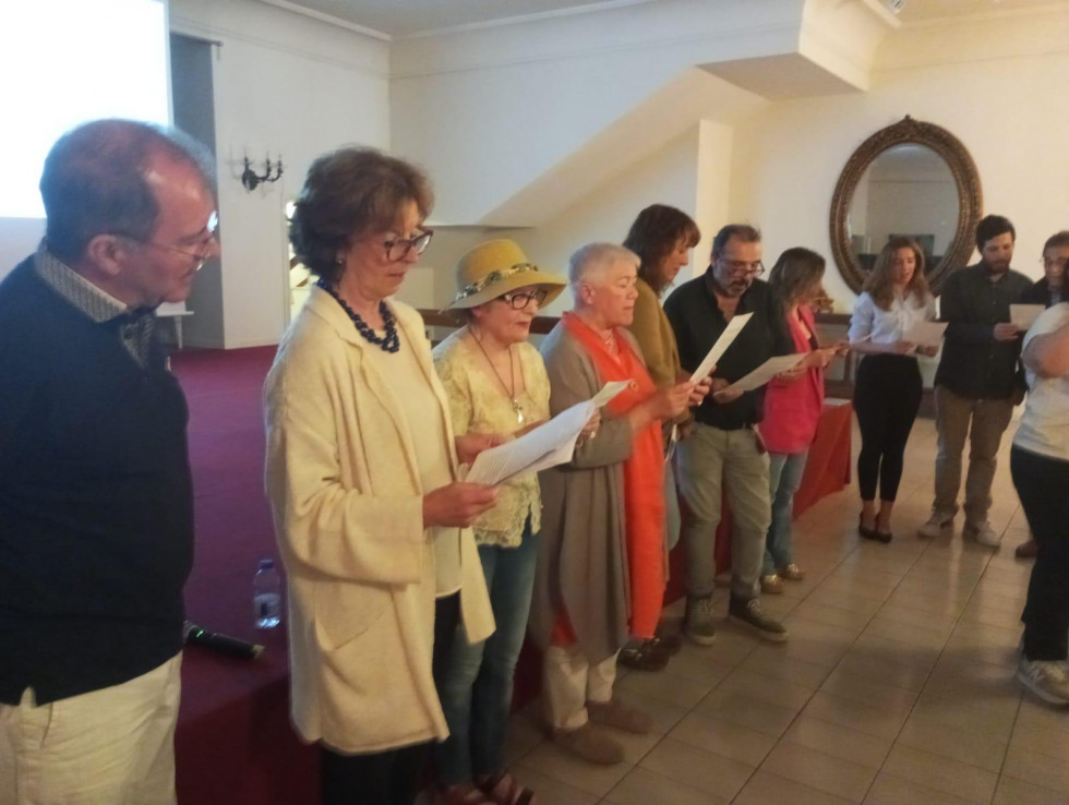 Los participantes en el evento, incluida Gemma Guitián (quinta por la izquierda), durante la lectura del juramento de Mauthausen