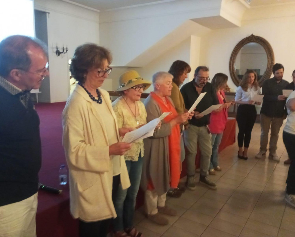 Los participantes en el evento, incluida Gemma Guitián (quinta por la izquierda), durante la lectura del juramento de Mauthausen