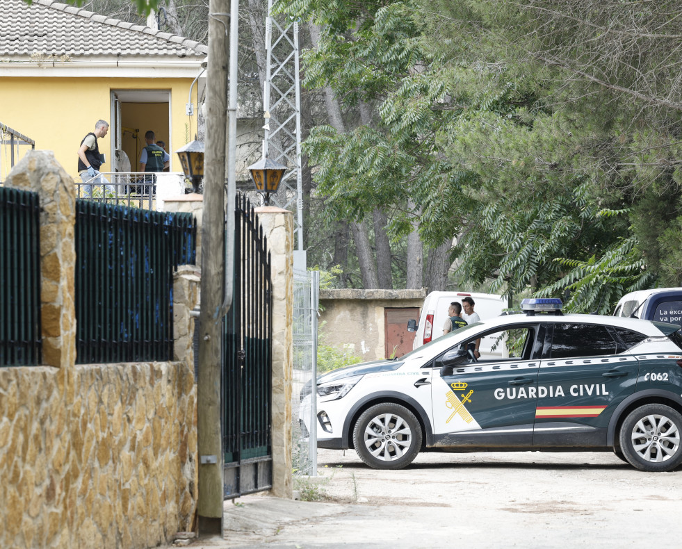 BUÑOL (VALENCIA), 13/07/2024.- Miembros de la Guardia Civil trabajan en la vivienda donde tuvo lugar el crimen machista de Buñol (Valencia). Un hombre ha sido detenido esta mañana en València como