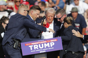 El expresidente de Estados Unidos, Donald Trump, salió corriendo del escenario tras un incidente en un mitin de campaña. (2)