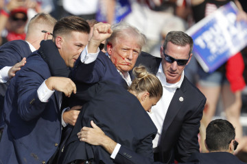 -FOTODELDÍA- EA7130. BUTLER (ESTADOS UNIDOS), 13/07/2024.- El ex presidente estadounidense Donald Trump es sacado del escenario por el Servicio Secreto tras un incidente durante un mitin de campaña 