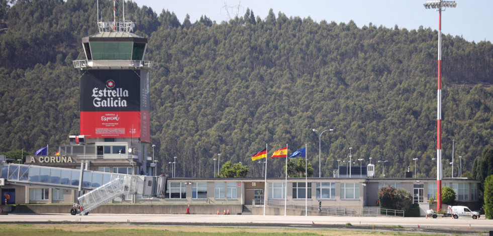 Herido de gravedad un operario en el aeropuerto de Alvedro durante la asistencia en tierra de un avión