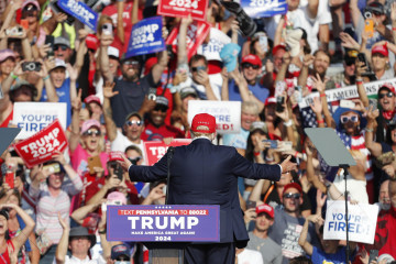 Butler (United States), 13/07/2024.- Former US President Donald Trump arrives at a campaign rally at the Butler Farm Show Inc. in Butler, Pennsylvania, USA, 13 July 2024. During the campaign rally Tru