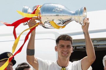 -FOTODELDÍA- MADRID, 15/07/2024.- El capitán de la selección española, Álvaro Morata, a su llegada al aeropuerto Adolfo Suárez Madrid-Barajas, este viernes en Madrid, tras haberse proclamado cam