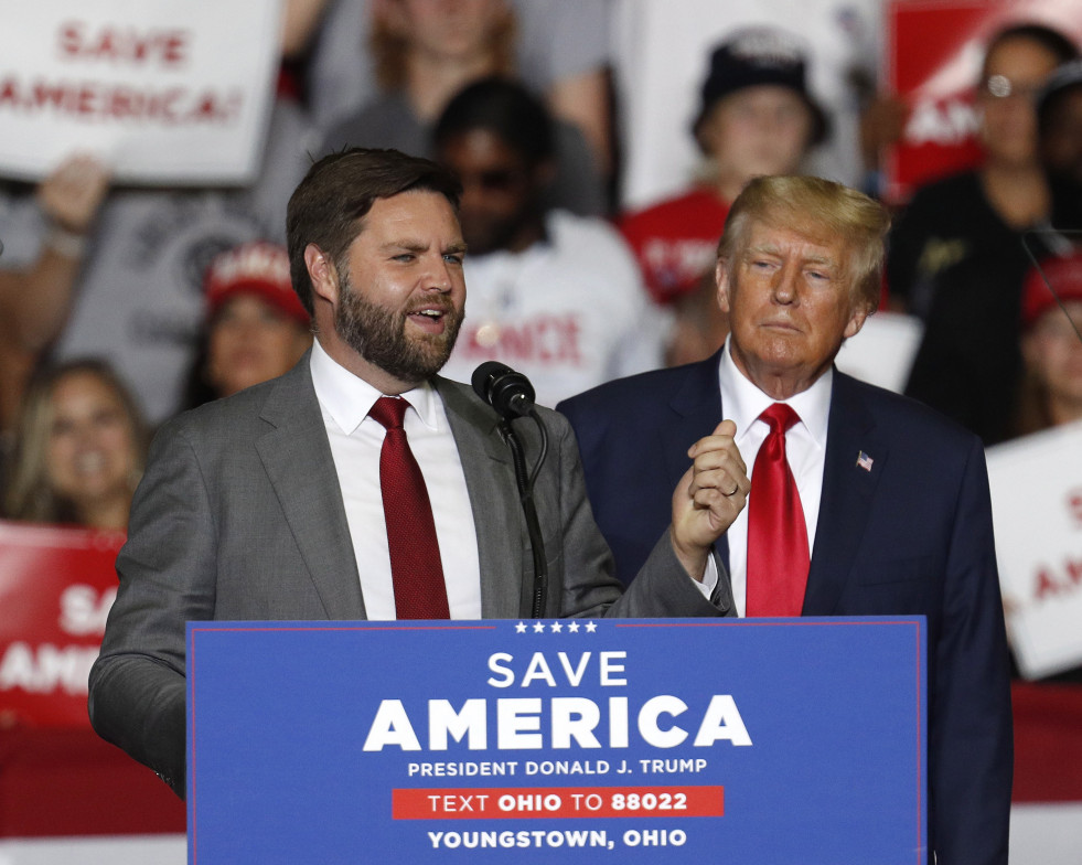 EA7071. YOUNGSTOWN (ESTADOS UNIDOS), 15/07/2024.- Fotografía de archivo en donde a parece Ohio J.D. Vance (i), candidato republicano al Senado de Estados Unidos por Ohio, junto al expresidente estado