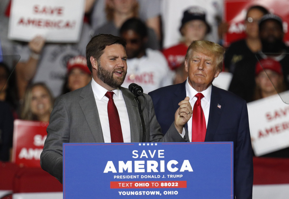 EA7071. YOUNGSTOWN (ESTADOS UNIDOS), 15/07/2024.- Fotografía de archivo en donde a parece Ohio J.D. Vance (i), candidato republicano al Senado de Estados Unidos por Ohio, junto al expresidente estado