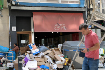 Basura acumulada delante de la librería Moito Conto en la calle de San Andrés @ Javier Alborés