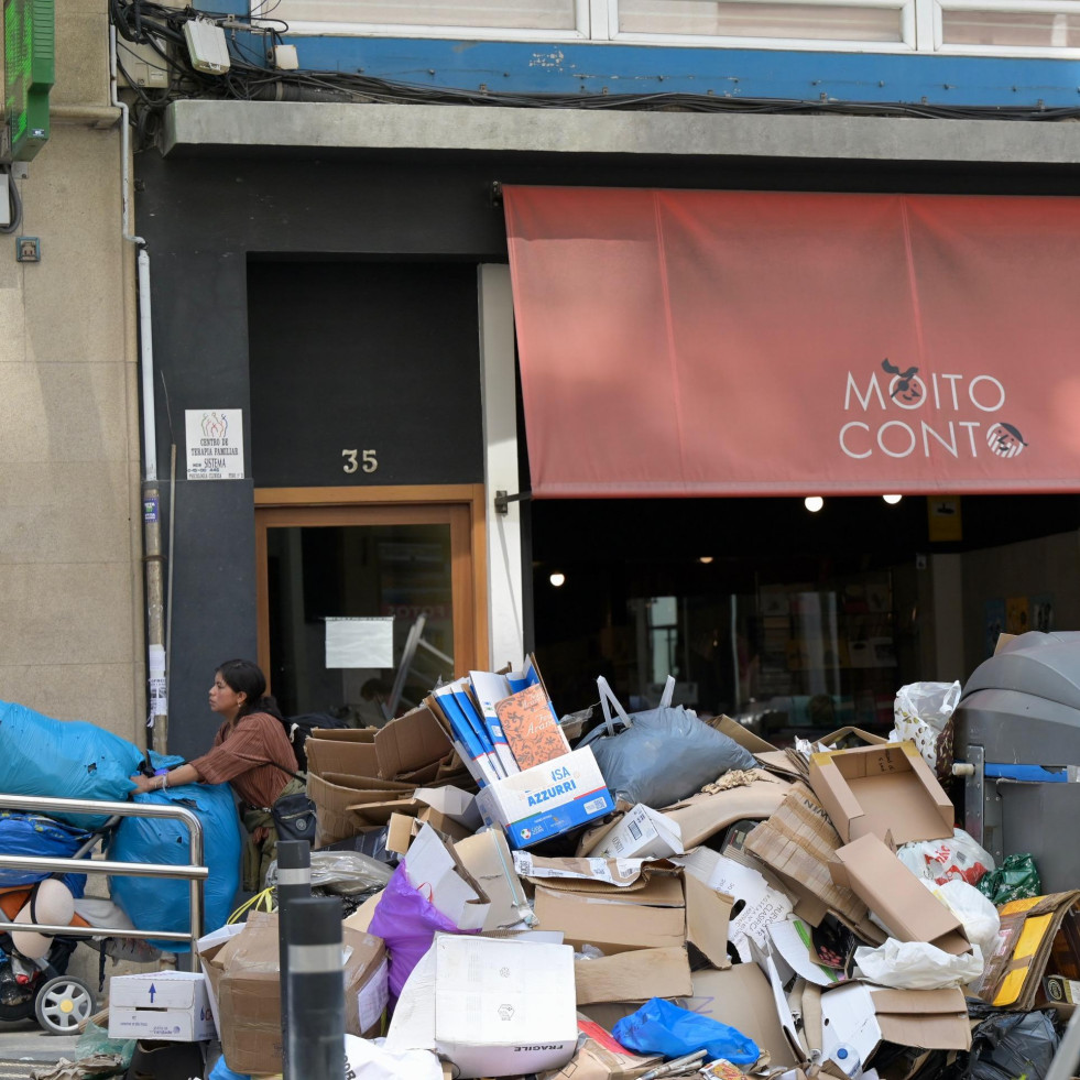 La escombrera de A Coruña: San Andrés ahoga a los comerciantes entre basura y obras