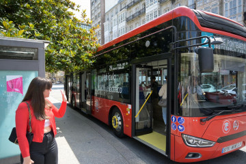 El nuevo bus, en la parada de la plaza de Pontevedra javier alborés