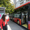 El nuevo bus, en la parada de la plaza de Pontevedra javier alborés