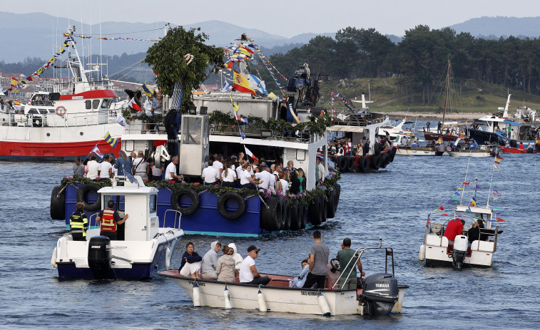 Rescatan a cuatro personas en Moaña tras hundirse un barco mientras participaba en la procesión del Día del Carmen