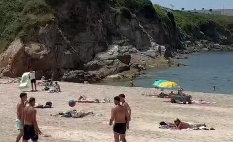 Los coruñeses toman las playas... por si es el último día del verano