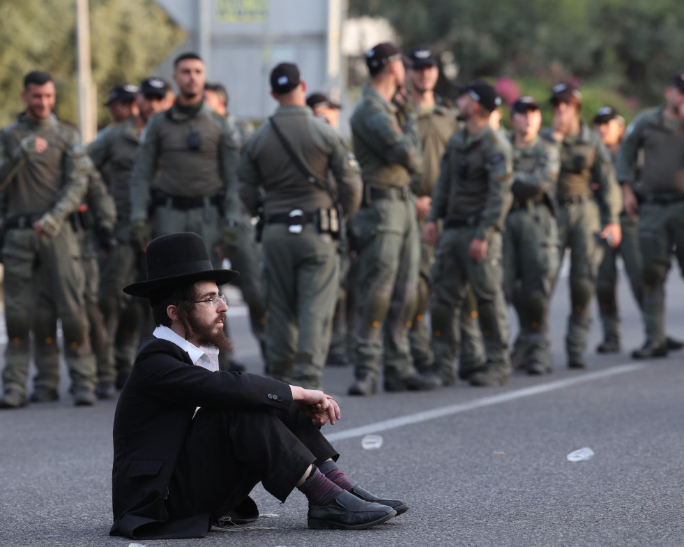 -FOTODELDÍA- BNEI BRAK (ISRAEL), 01/04/2024.- Un judío ultraortodoxo durante unas protestas contra la política de reclutamiento militar, este lunes en una carretera cerca de Bnei Brak, Israel. La c
