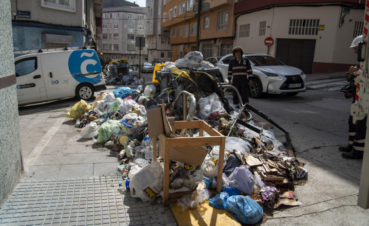 La federación vecinal de A Coruña se desvincula de la protesta en María Pita contra la basura