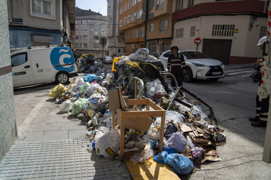 La federación vecinal de A Coruña se desvincula de la protesta en María Pita contra la basura