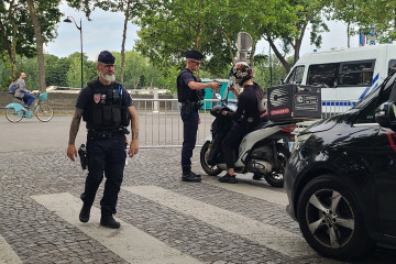 PARÍS, 18/07/2024.-Policías paran el tráfico y a peatones en las inmediaciones del río Sena en París (Francia), durante el primer día de implementación del dispositivo de seguridad Pass Jeux, q