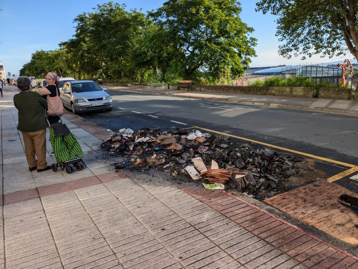 Contenedor quemado en la avenida de Navarra