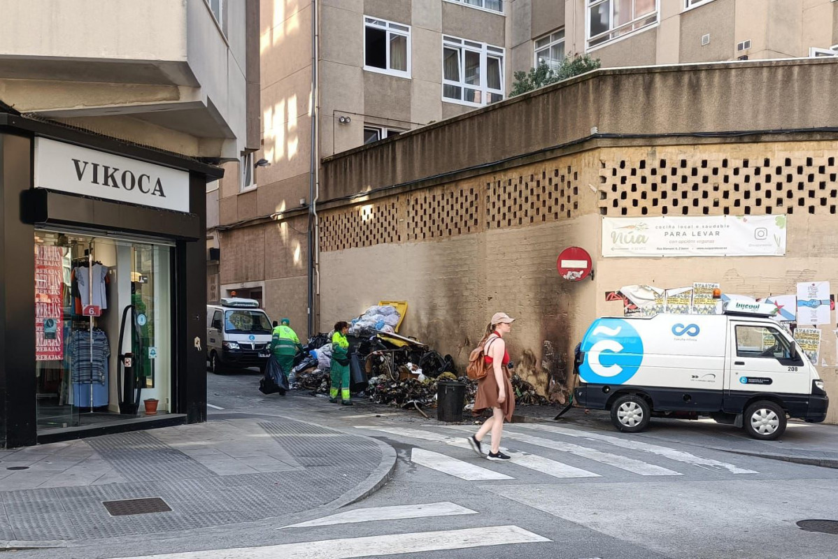 Contenedor quemado en la calle de la Torre, esquina con Marconi