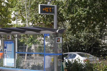 MADRID, 19/07/2024.- Un termómetro situado en una parada de autobús marca 41 grados este viernes en Madrid. La ola de calor alcanza hoy su punto álgido en 