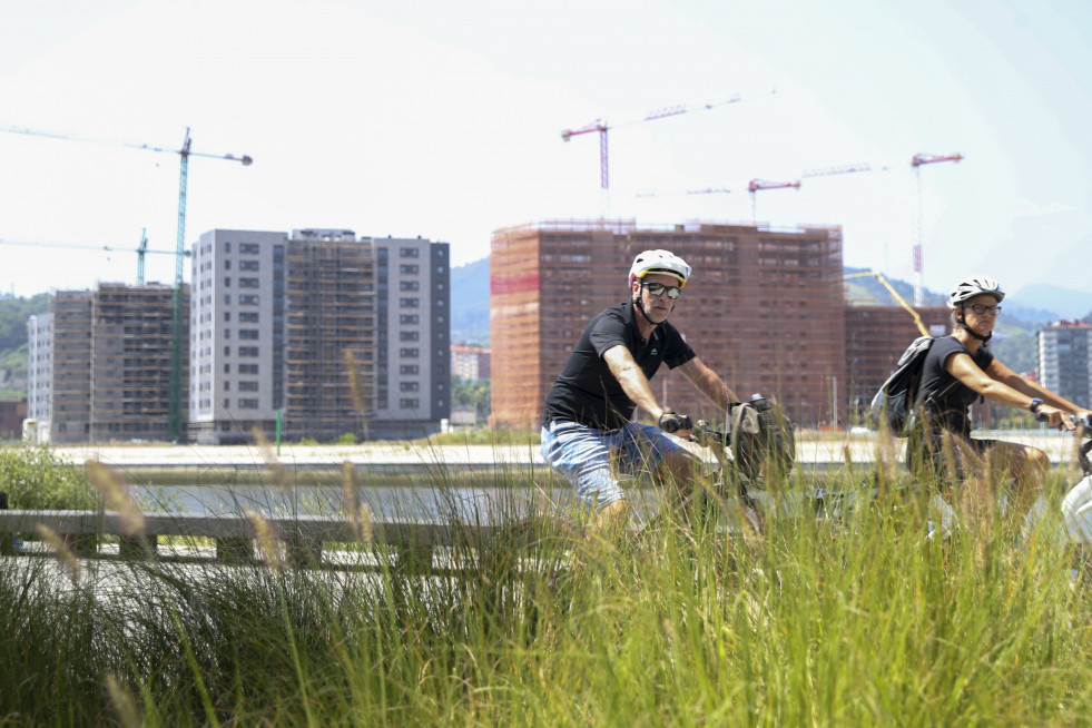 BILBAO, 19/07/2024.-Viviendas en construcción en la isla de Zorrotzaude en Bilbao. El número de hipotecas sobre viviendas inscritas en los registros de la propiedad volvió a hundirse en mayo, un 18