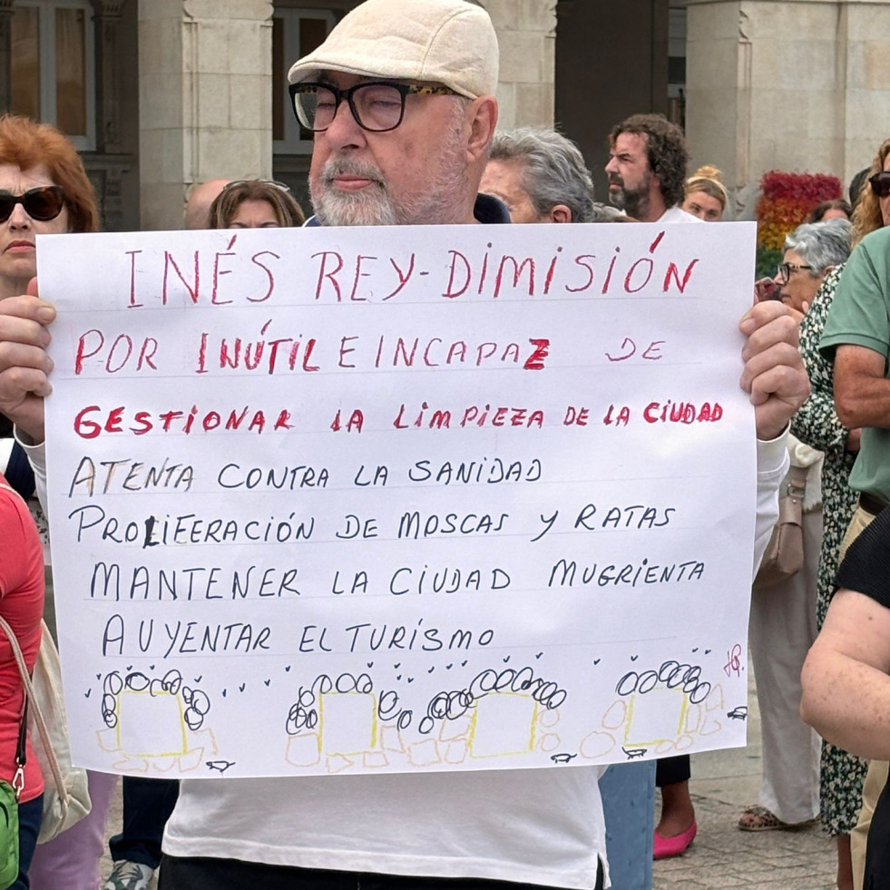 Más de 200 vecinos se concentran en A Coruña en protesta por la huelga de basura