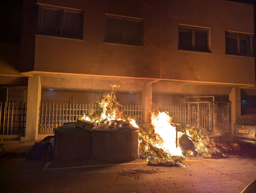 Noche de fuego en A Coruña: 25 contenedores y tres vehículos calcinados