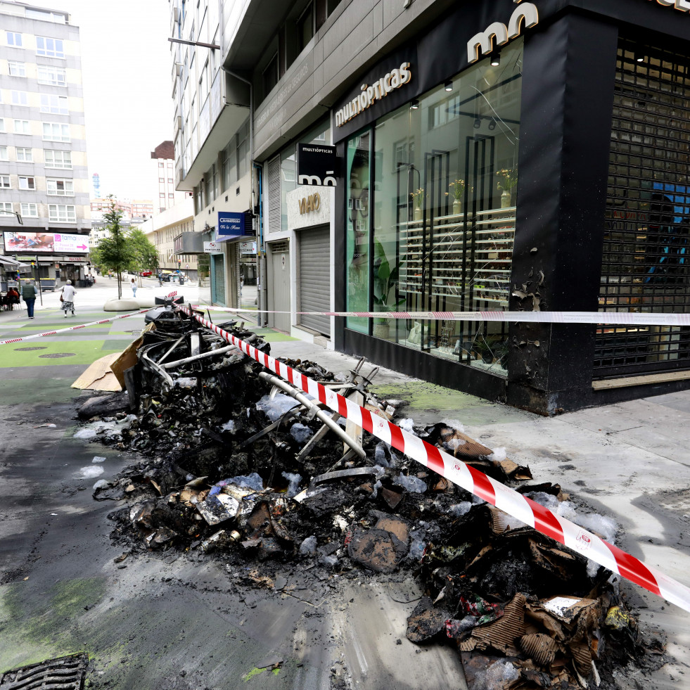 A Coruña arde de nuevo: la quema de contenedores afectó a dos negocios