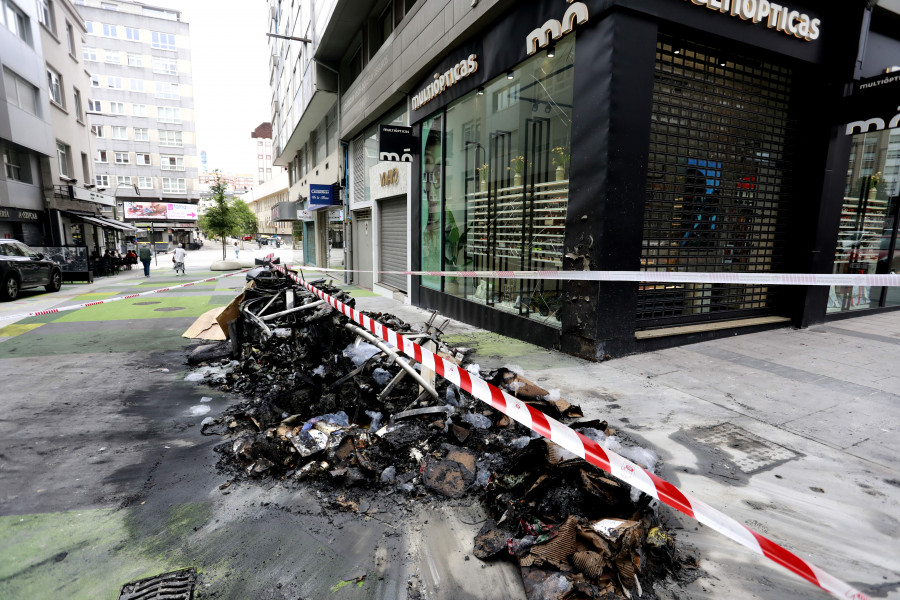A Coruña arde de nuevo: la quema de contenedores afectó a dos negocios